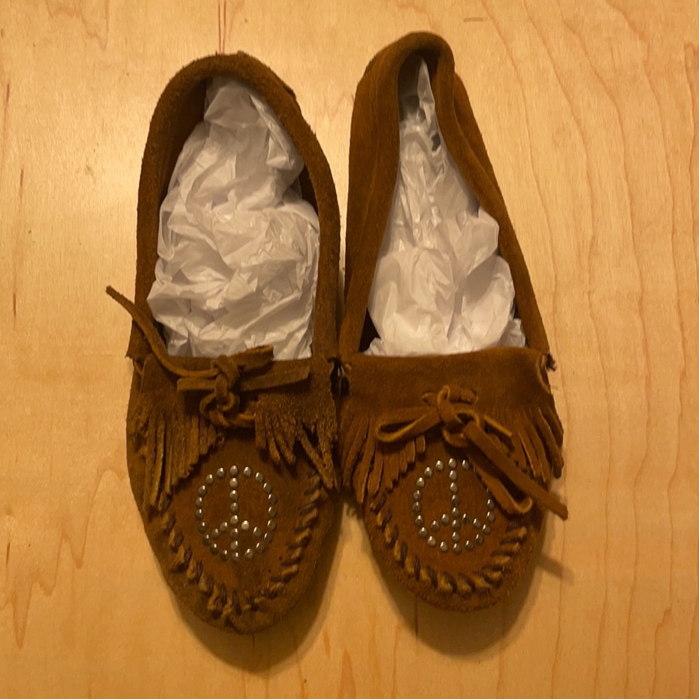 MINNETONKA WOMENS PEACE SIGN MOCCASIN SHOES LIGHT BROWN SUEDE WHIP STITCH FRINGE